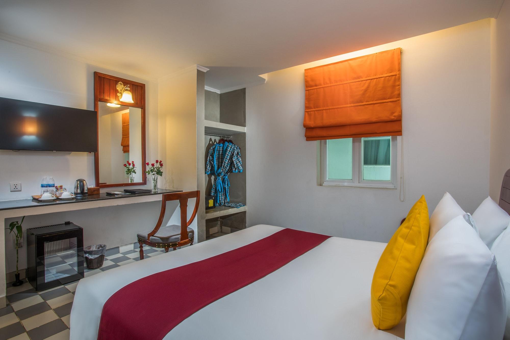 V Hotel Phnom Penh Exterior photo