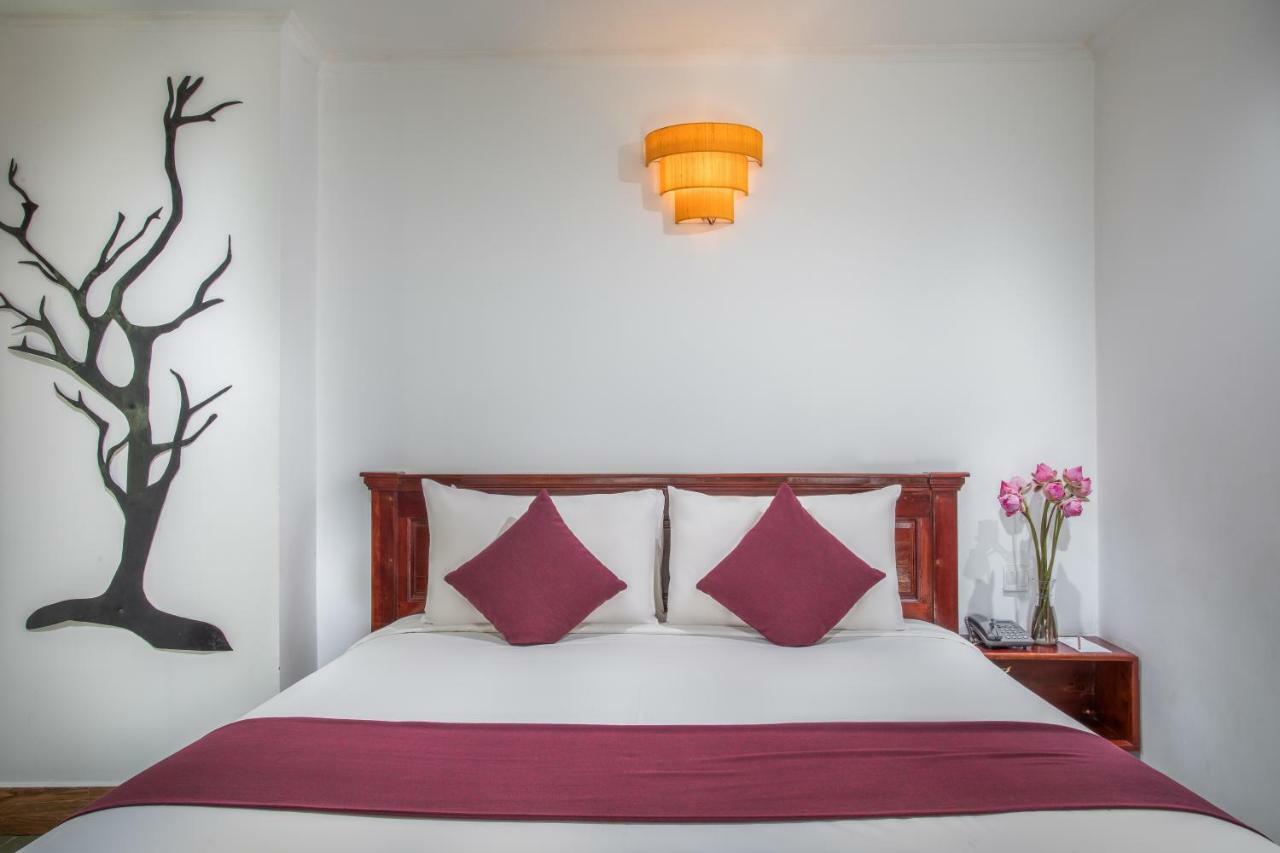 V Hotel Phnom Penh Exterior photo