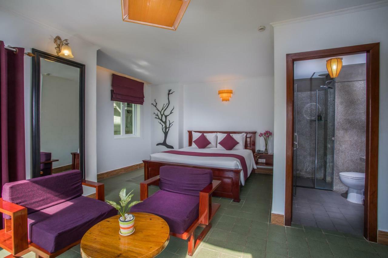 V Hotel Phnom Penh Exterior photo