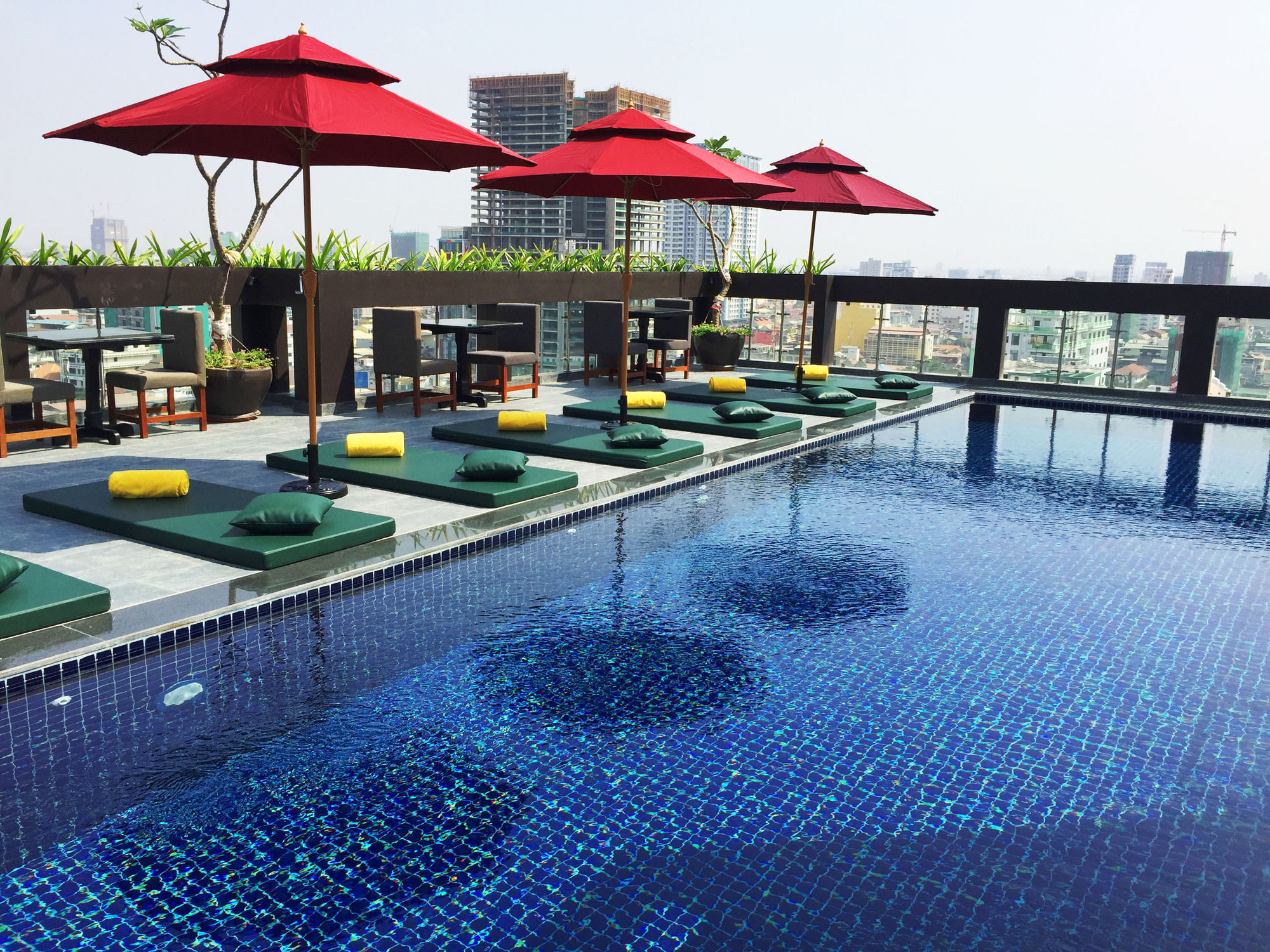 V Hotel Phnom Penh Exterior photo